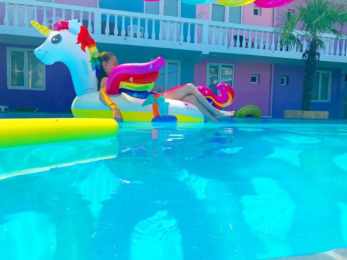 הוסטל Casa Barbie קוסטינסטי מראה חיצוני תמונה