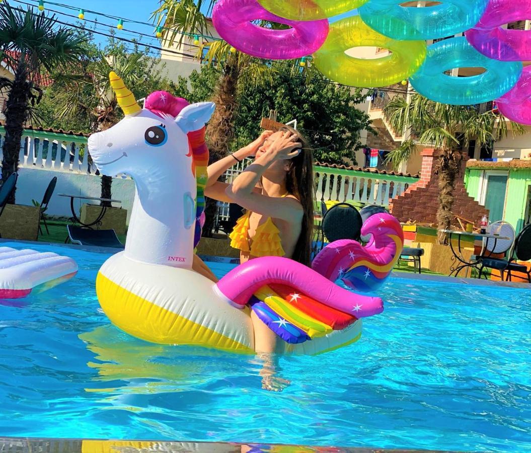 הוסטל Casa Barbie קוסטינסטי מראה חיצוני תמונה