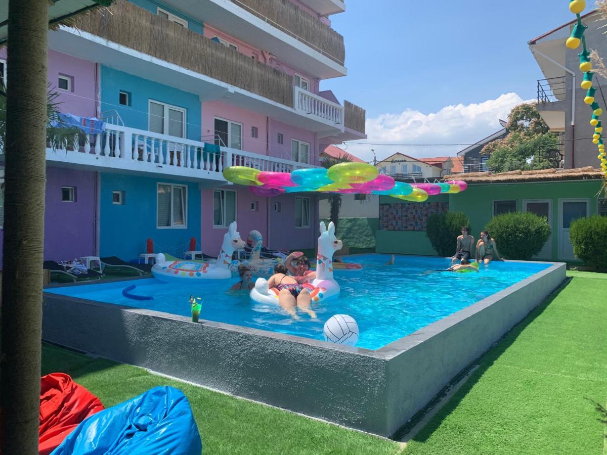 הוסטל Casa Barbie קוסטינסטי מראה חיצוני תמונה