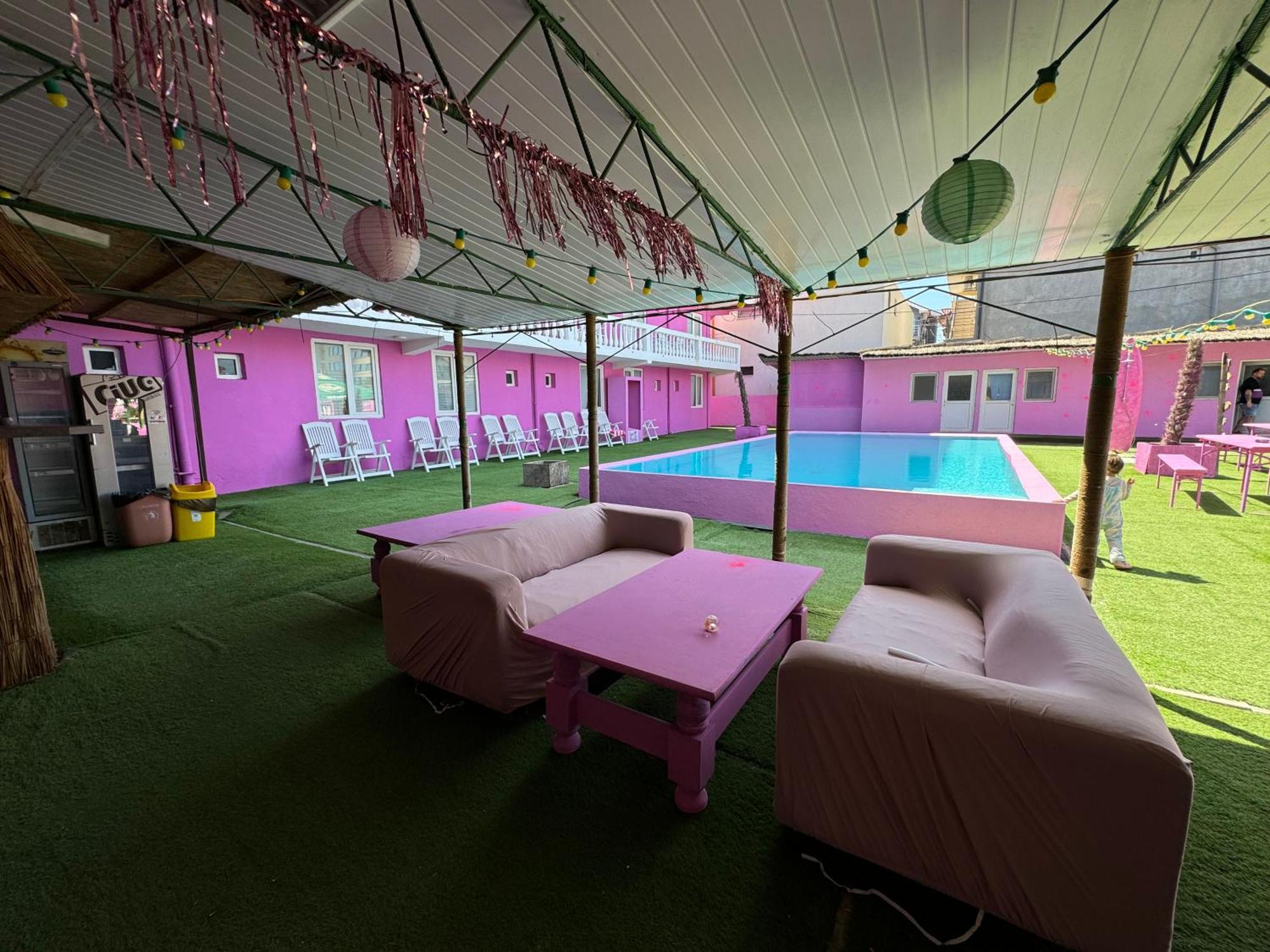 הוסטל Casa Barbie קוסטינסטי מראה חיצוני תמונה